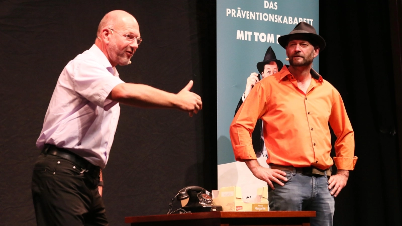 Was tun gegen Telefonbetrüger? Michael Sporrer (links) und Tom Bauer haben beim Präventionskabarett einen einfachen Tipp: „Gespräch abbrechen und auflegen.” (Foto: Martina Kramer)