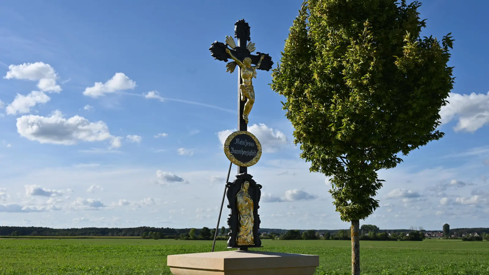 Zu den Objekten, die von der Gruppe mit den beiden Männern mutwillig zerstört wurden, gehört dieses Feldkreuz bei Arberg im Landkreis Ansbach.  (Foto: Manfred Blendinger)