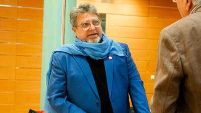 Uwe Schildbach - hier bei den Haushaltssitzungen 2025 im Ansbacher Stadtrat - ist am Sonntag mit nur 58 Jahren gestorben. (Foto: Evi Lemberger)