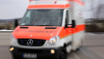 Der Motorradfahrer wurde mit einem Rettungswagen ins Krankenhaus. (Symbolbild) (Foto: Stephan Jansen/dpa)