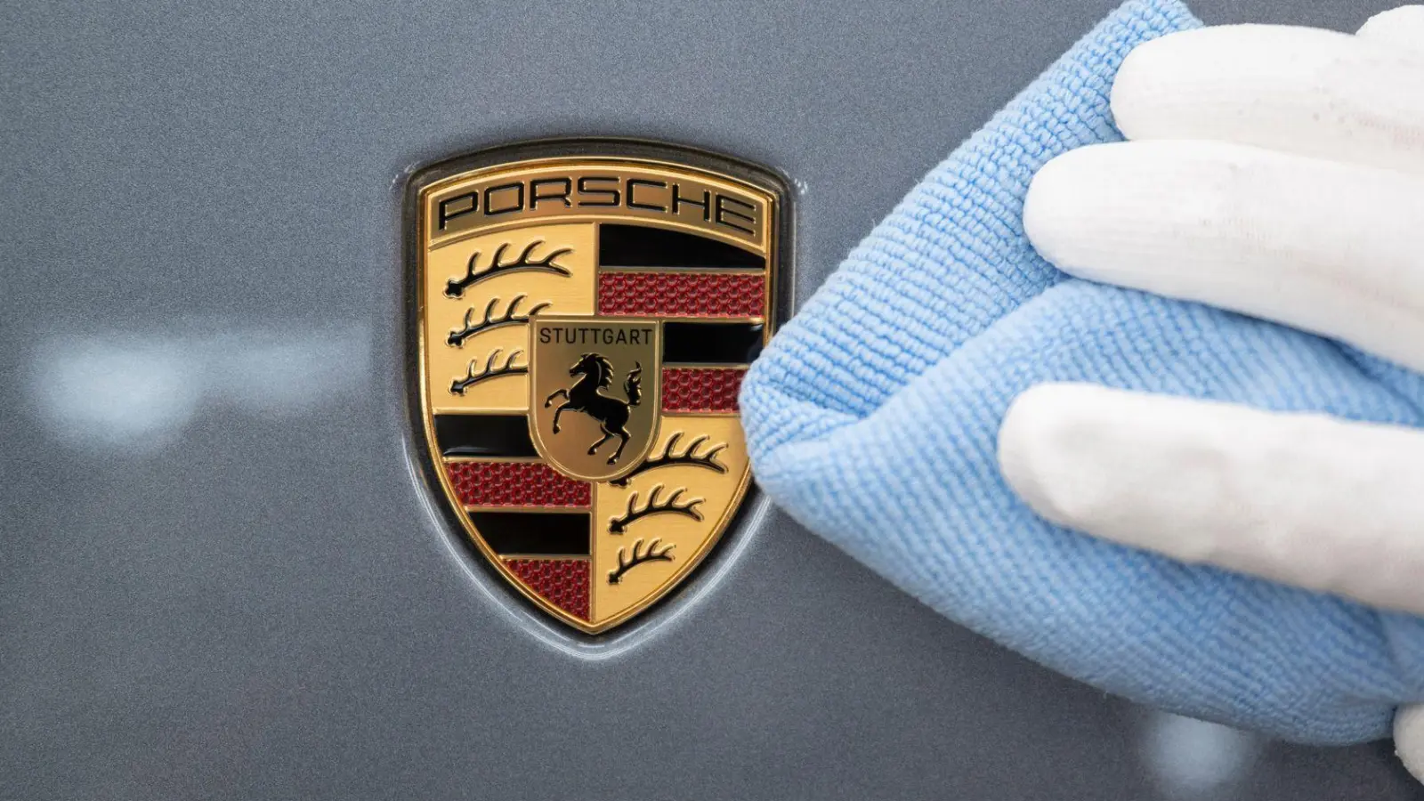 Auf dem Porsche-Wappen prangt das aufsteigende Pferd aus dem Stuttgarter Stadtsiegel. (Archivbild) (Foto: Marijan Murat/dpa)