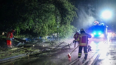 Nach den Unwettern räumen die Einsatzkräfte auf. (Foto: Jason Tschepljakow/dpa)