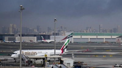 Rauchwolken nahe dem Flughafen von Dubai. In den Vereinigten Arabischen Emiraten saßen infolge des Kriegs im Nahen Osten viele Reisende fest. (Archivbild) (Foto: Altaf Qadri/AP/dpa)