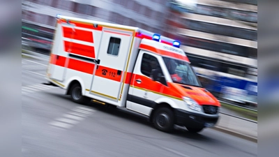 Der Mann wurde mit schweren Verletzungen in ein Krankenhaus gebracht. (Symbolbild) (Foto: Nicolas Armer/dpa)