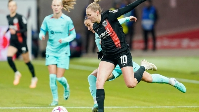 Die Fußballerinnen von Eintracht Frankfurt um Laura Freigang (vorne) spielen gegen den FC Bayern München im großen Stadion. (Foto: Uwe Anspach/dpa)