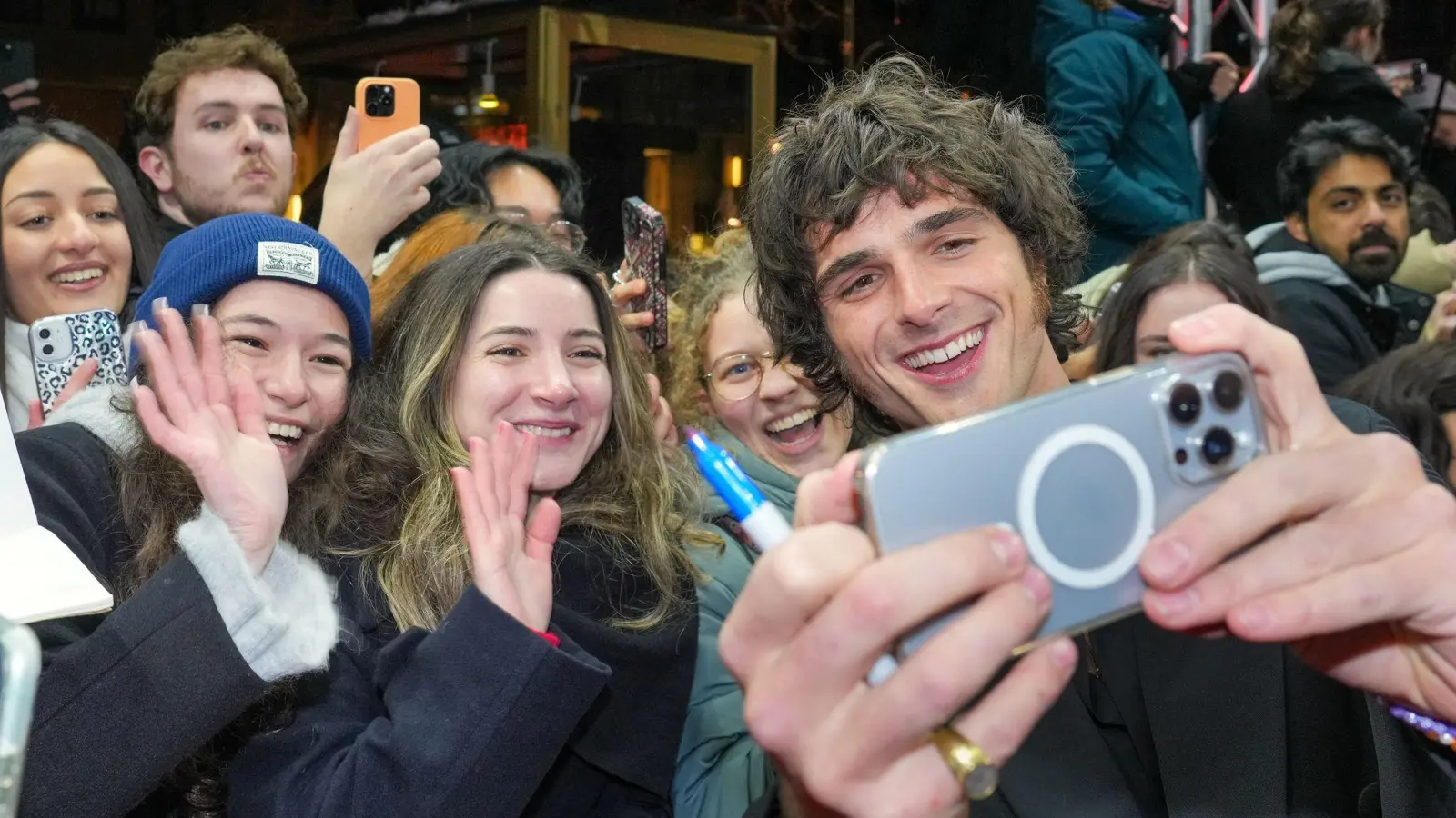 Nahbar, lieb, süüüüß: Schauspieler Jacob Elordi macht auch mal Selfies mit Fans. (Archivbild) (Foto: Soeren Stache/dpa)