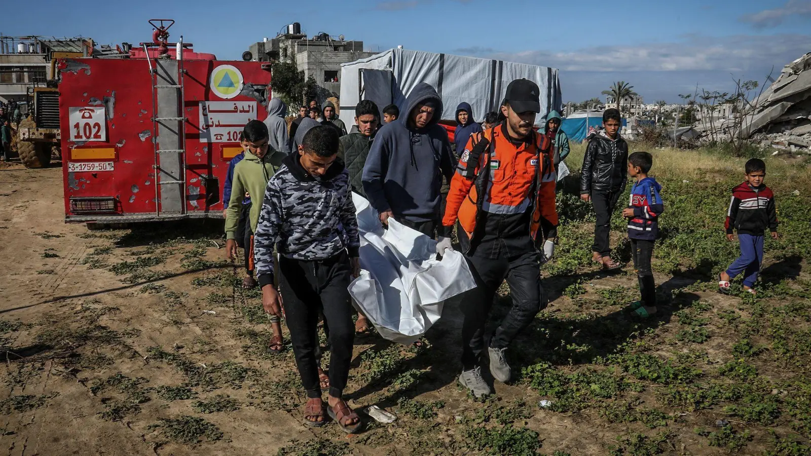 Palästinenser tragen im Gazastreifen eine Leiche.  (Foto: Abed Rahim Khatib/dpa)