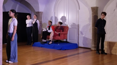 Hamlet (Julius Ley, rechts) versucht die Machenschaften seines Onkels Claudius (Amilia Jenninger, 3. von rechts) um den Tod seines Vaters aufzuklären. (Foto: Julia Bergmeister)