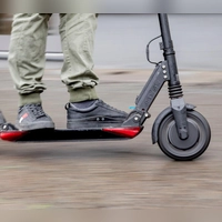 Ein Junge klaute aus einem Kellerabteil in Ansbach einen E-Scooter. (Symbolbild: Christoph Soeder/dpa)