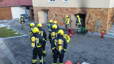 Mit Atemschutzträgern war die Feuerwehr gestern in Emskirchen im Einsatz, um den Brand einer Heizungsanlage zu löschen.  (Foto: Mirko Fryska)
