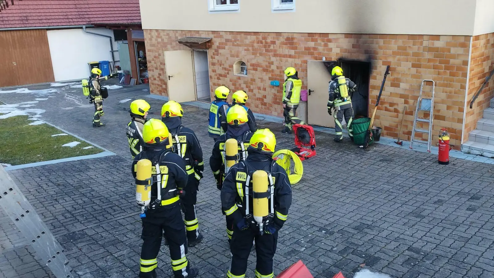 Mit Atemschutzträgern war die Feuerwehr am Montag in Emskirchen im Einsatz, um den Brand einer Heizungsanlage zu löschen.  (Foto: Mirko Fryska)