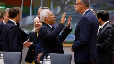 EU-Ratspräsident Costa muss beim Gipfel eine Äußerung des Kanzlers zurechtrücken. (Foto: Geert Vanden Wijngaert/AP/dpa)