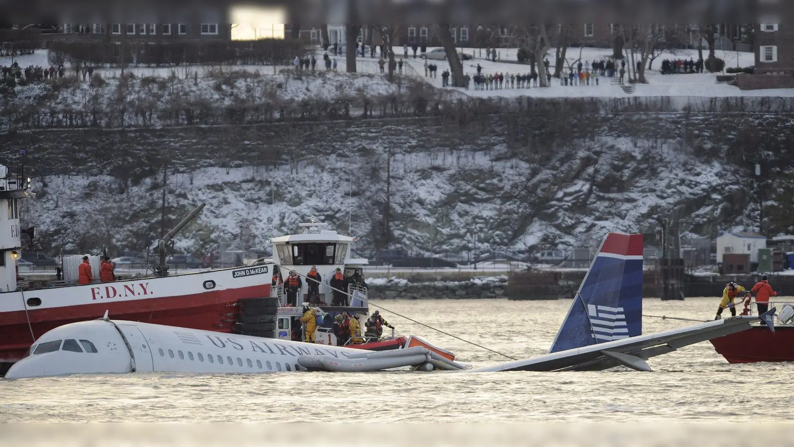 Wie durch ein Wunder überleben alle 155 Menschen an Bord die Notlandung im Hudson River. (Archivbild)  (Foto: epa Lane/dpa)