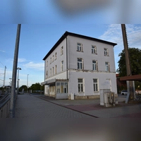 Das ehemalige Bahnhofsgebäude in Heilsbronn wird die neue Heimat der Musikschule. Bis dahin muss das Gebäude allerdings umfassend saniert und umgebaut werden. (Archivbild: Florian Schwab)