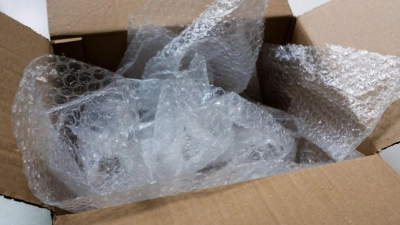 Nach dem Auspacken von Online-Bestellungen bleiben oft Verpackungsmaterialien wie Noppenfolie übrig. Diese sollten ordnungsgemäß getrennt und umweltgerecht entsorgt werden. (Foto: Laura Ludwig/dpa-tmn)