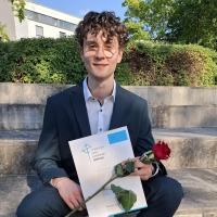 Mit Abi-Zeugnis und Rose in eine hoffentlich rosige Zukunft: Mit der Traumnote 1,0 hat Emilio Foltz, bester diesjähriger Abiturient der Christian-von-Bomhard-Schule, zumindest schon einmal die besten Voraussetzungen. (Foto: rl)
