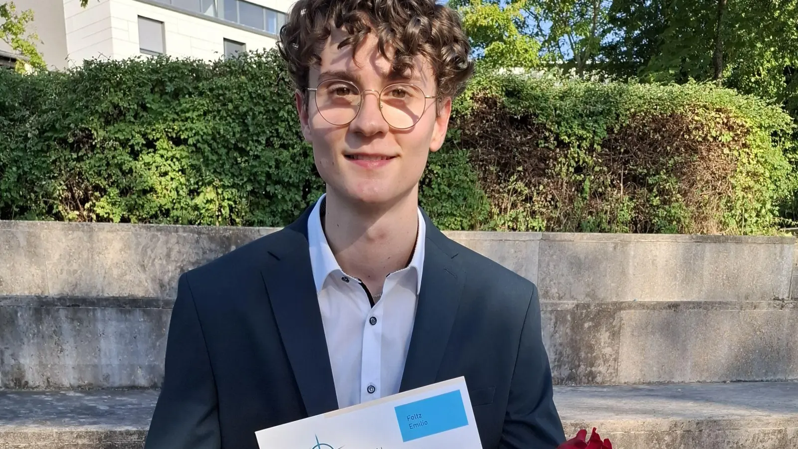 Mit Abi-Zeugnis und Rose in eine hoffentlich rosige Zukunft: Mit der Traumnote 1,0 hat Emilio Foltz, bester diesjähriger Abiturient der Christian-von-Bomhard-Schule, zumindest schon einmal die besten Voraussetzungen. (Foto: rl)
