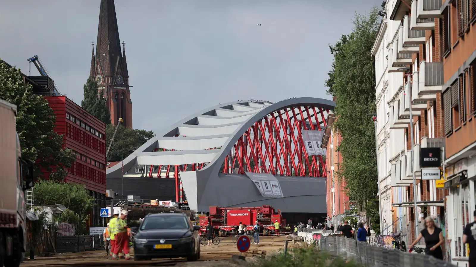 Nun ist sie da. Die neue Sternbrücke steht an ihrem Zielort. (Foto: Christian Charisius/dpa)