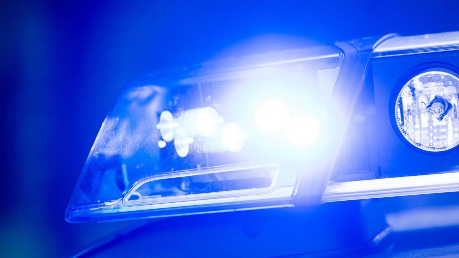 Die Polizei eilte zu dem abgestellten Fahrzeug. (Symbolbild) (Foto: Lino Mirgeler/dpa)