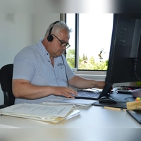 Claus Seifert am Schreibtisch in seinem neuen Büro im Landratsamt. Der Scheinfelder Alt-Bürgermeister will und soll seinen ehemaligen Kollegen dabei helfen, mehr staatliche Fördergelder für ihre Kommunen an Land zu ziehen.  (Foto: Patrick Lauer)