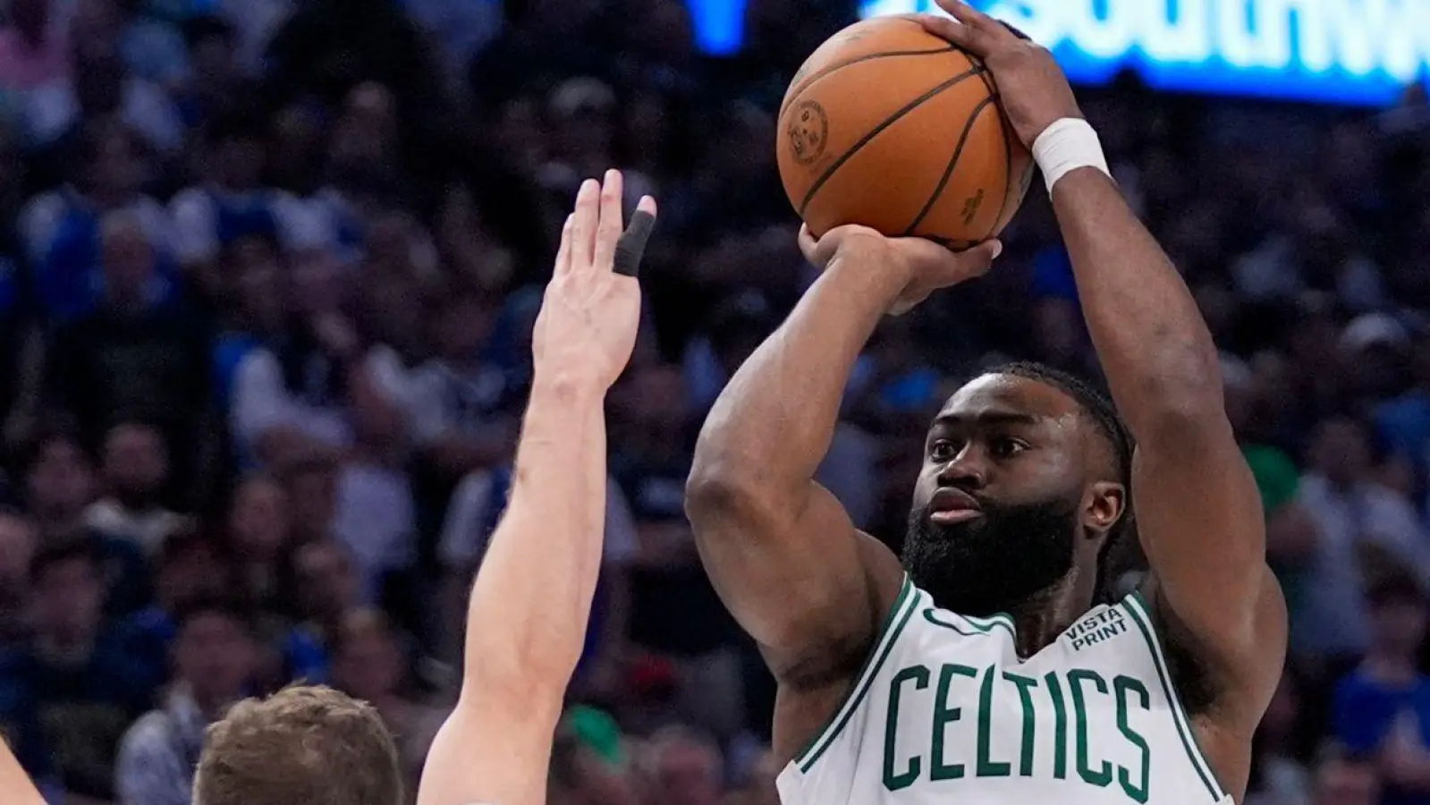 Maxi Kleber (l) von den Dallas Mavericks versucht den Wurf von Bostons Jaylen Brown zu stoppen. (Foto: Tony Gutierrez/AP)