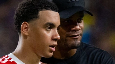 Bemüht um Normalität vor dem Comeback: Jamal Musiala und Trainer Vincent Kompany. (Archivbild)  (Foto: Sven Hoppe/dpa)