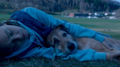 Laetitia Dosch als Avril Lucciani und Hund Cosmos in einer Szene des Films „Hundschuldig”. (Foto: -/Weltkino /dpa)