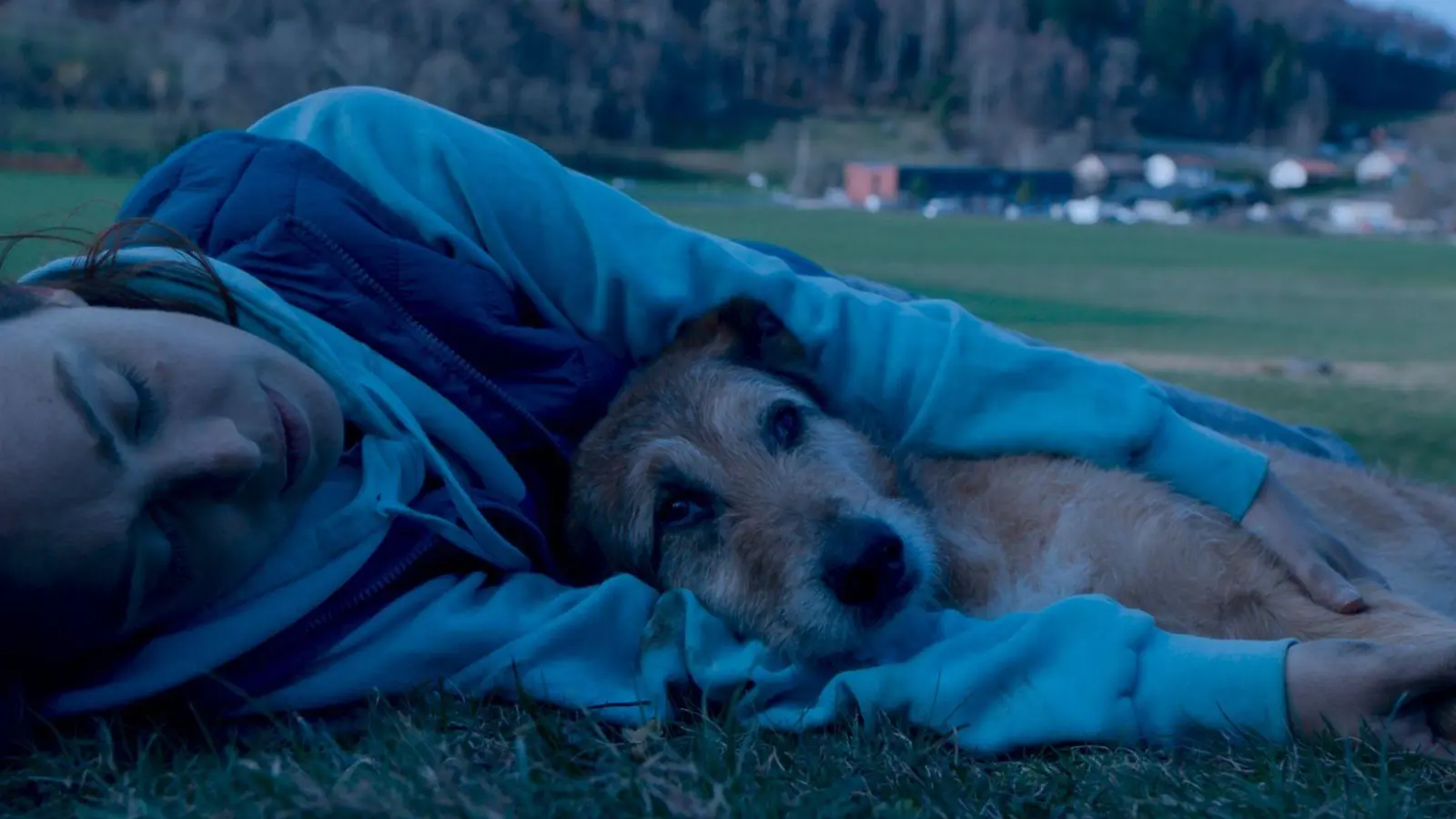 Laetitia Dosch als Avril Lucciani und Hund Cosmos in einer Szene des Films „Hundschuldig”. (Foto: -/Weltkino /dpa)