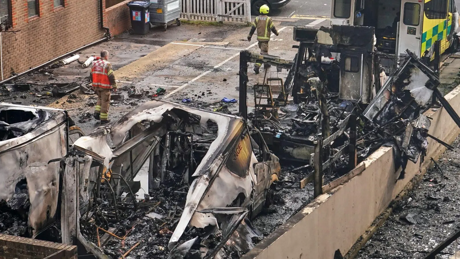 Nach dem Brandanschlag auf den Rettungsdienst einer jüdischen Gemeinde gibt es erste Festnahmen.  (Foto: Alberto Pezzali/AP/dpa)