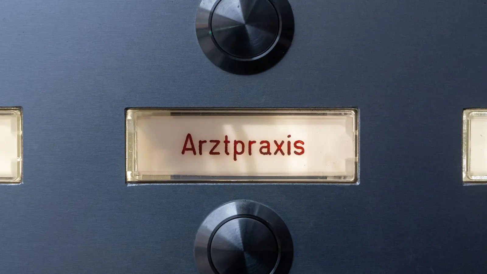 Hausarzt oder Facharzt? Das ist hier die Frage. (Archivbild) (Foto: Peter Kneffel/dpa)