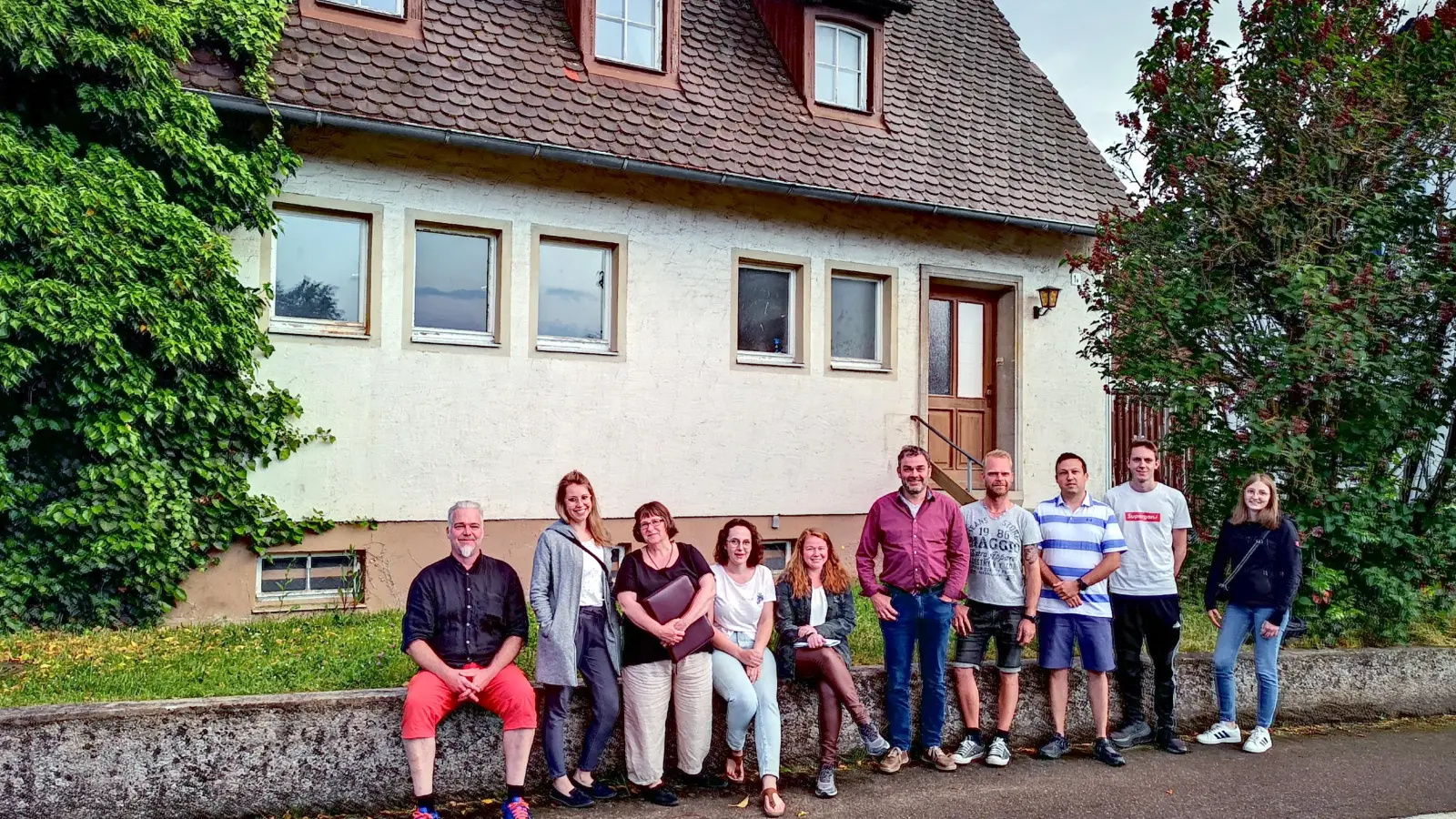 Vertreter des Kreisjugendrings und mehrerer örtlicher Vereine haben über das Konzept für die Wörnitzer „Zukunftswerkstatt“ diskutiert. Das Foto zeigt die Runde vor dem Jugendtreff in der Rothenburger Straße. (Foto: Jürgen Binder)