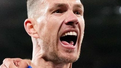 Edin Dzeko (l) soll Bosnien zur WM schießen. (Archivbild) (Foto: Nick Potts/PA Wire/dpa)