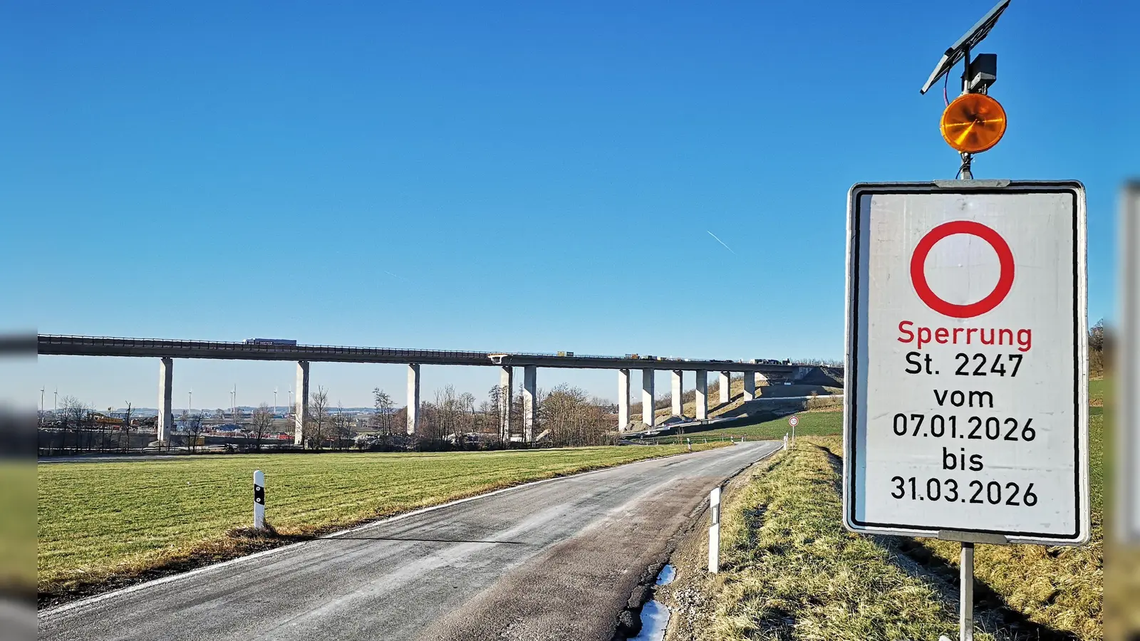 Per Infotafel werden die Verkehrsteilnehmenden im Umgriff der Talbrücke über die Sperrung informiert. Dauern soll diese bis Ende März. (Foto: Jürgen Binder)