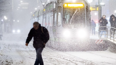 Bis zum Abend erwartete der Deutsche Wetterdienst weiter teils kräftige Schneefälle und schwierige Verkehrsverhältnisse. (Foto: Moritz Frankenberg/dpa)