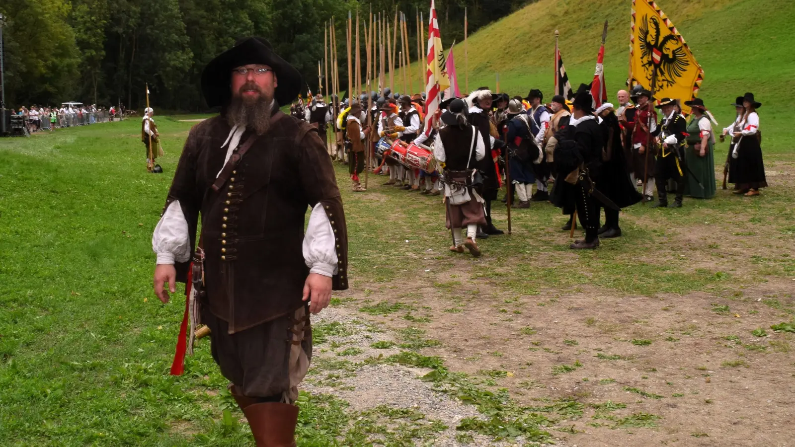 Christoph Korwitz war in der Uniform eines Hauptmannes auf dem Gefechtsfeld unterwegs. Er könnte sich eine Wiederholung des Stücks „Kanonendonner im Taubertal“ durchaus vorstellen. (Foto: Gerhard Krämer)