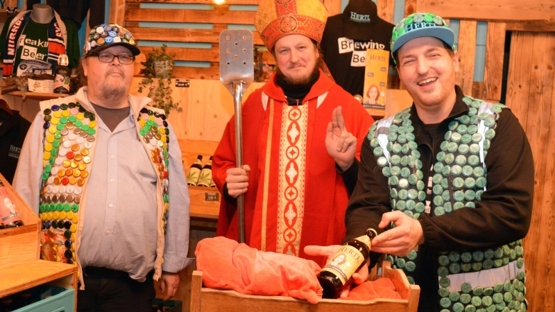 Die drei heiligen Bierkönige aus dem Abendland: Kronkorken-Frank, der Bierschoff und David Hertl (von links) an der Bierkrippe. David Hertl trägt bereits seine beiden schweren Kronkorken-Unikate. (Foto: Johannes Zimmermann)