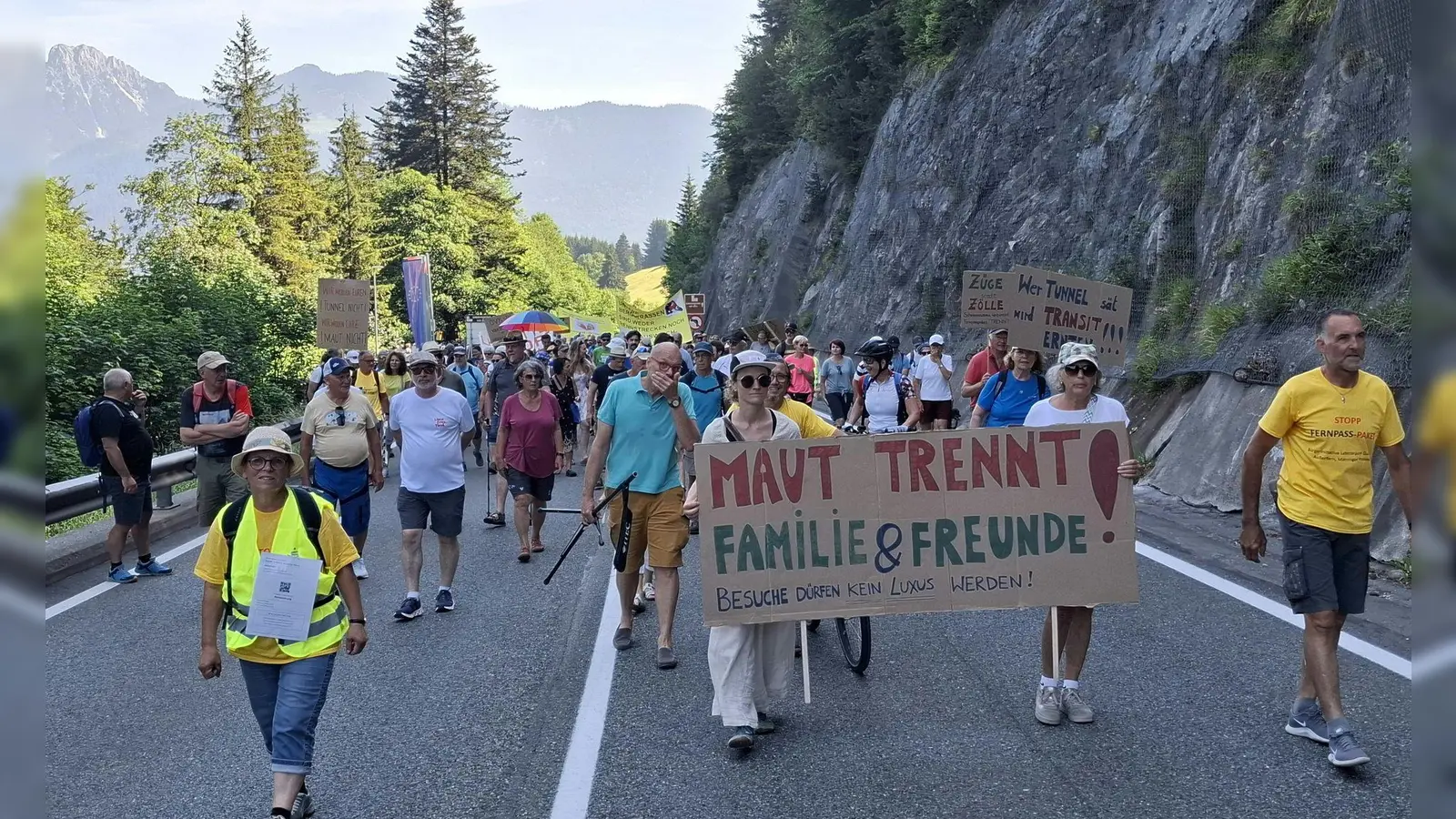 Der Protest richtet sich gegen ein geplantes Maßnahmen-Paket für den Fernpass, zu dem auch eine Maut gehört. (Foto: Markus Stegmayr/APA/dpa)