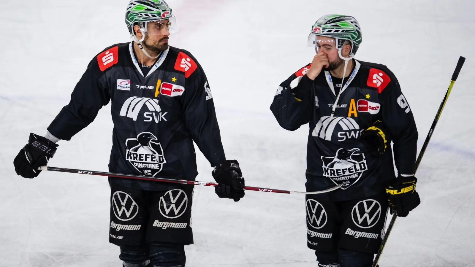 Krefeld steht vorzeitig als DEL-Absteiger fest: Lucas Lessio und Jeremy Bracco von den Pinguinen. (Foto: Marius Becker/dpa)