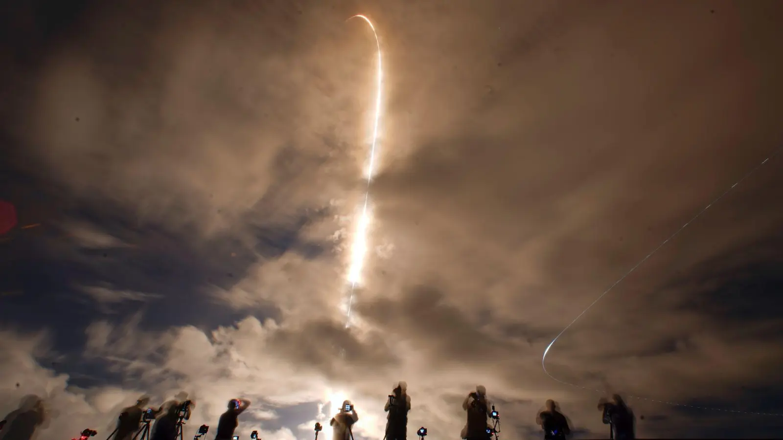 Richtung All in extreme Höhen startete die Falcon-9-Rakete. (Foto: John Raoux/AP/dpa)