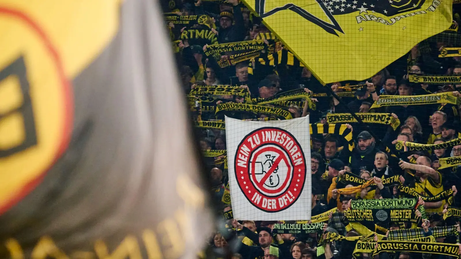 Fans von Borussia Dortmund protestieren gegen den Investoren-Einstieg ind er DFL. (Foto: Bernd Thissen/dpa)