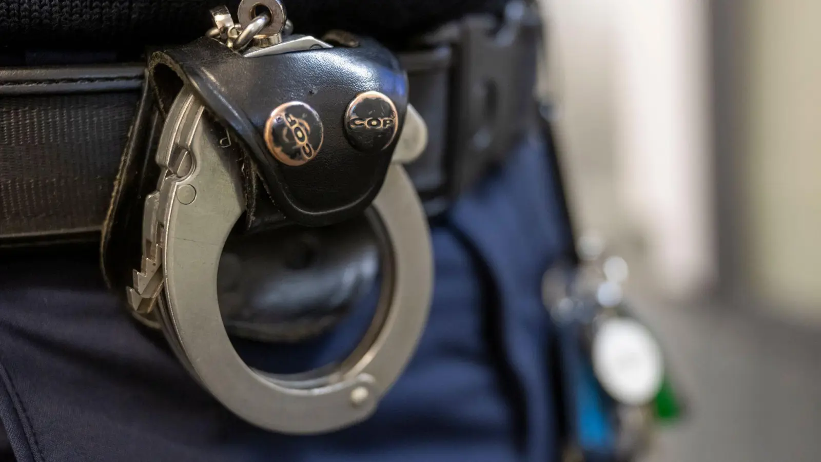 Ein Jugendlicher soll eine 19-Jährige mit einer Luftpistole verletzt haben. (Symbolbild) (Foto: Peter Kneffel/dpa)