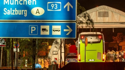 An der deutsch-österreichischen Landgrenze wird seit Herbst 2025 kontrolliert. Dauerhafte stationäre Grenzkontrollen sind im Schengen-Raum eigentlich nicht vorgesehen. Daher müssen sie spätestens nach sechs Monaten erneut bei der EU-Kommission notifiziert und begründet werden. (Foto: Peter Kneffel/dpa)