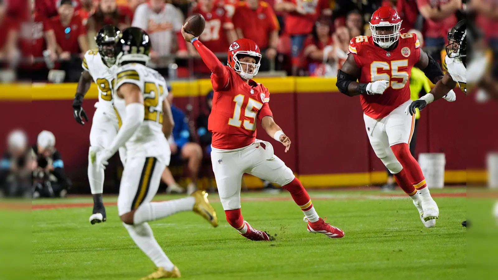 Die Kansas City Chiefs mit Quarterback Patrick Mahomes (Mitte) sind in dieser Saison noch ungeschlagen. (Foto: Charlie Riedel/AP/dpa)