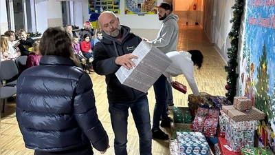 In einem Waisenhaus in der Ukraine verteilten Klaus Löffler (vorne) und Robin Friedrich (hinten rechts) Geschenke an Kinder, die ihre Eltern im Krieg verloren haben. (Foto: Anya Ryabtseva)