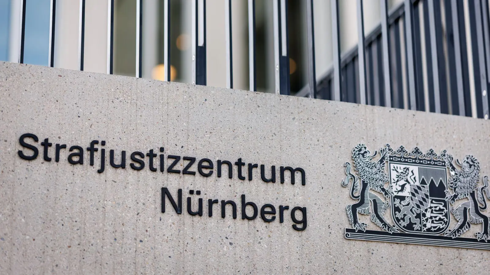 Ein 59-Jähriger weist vor Gericht die Vorwürfe des Kindesmissbrauchs und der Vergewaltigung zurück. (Symbolbild) (Foto: Daniel Karmann/dpa)