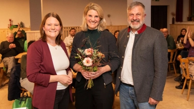 Grünen-Kreissprecherin Franziska Wurzinger (links), Landratskandidatin Sophia Göppel-Kraft und Fraktionsvorsitzender Harald Domscheit hoffen darauf, dass möglichst viel aus dem Wahlprogramm der Grünen umgesetzt werden kann. (Foto: Raphael Rother)