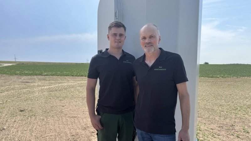 Johannes Fischer (20) und sein Vater Andreas Fischer (54) vom Team des Betriebes „Die Gemüsekiste” setzen auf Energieunabhängigkeit. (Foto: Lara Hausleitner)