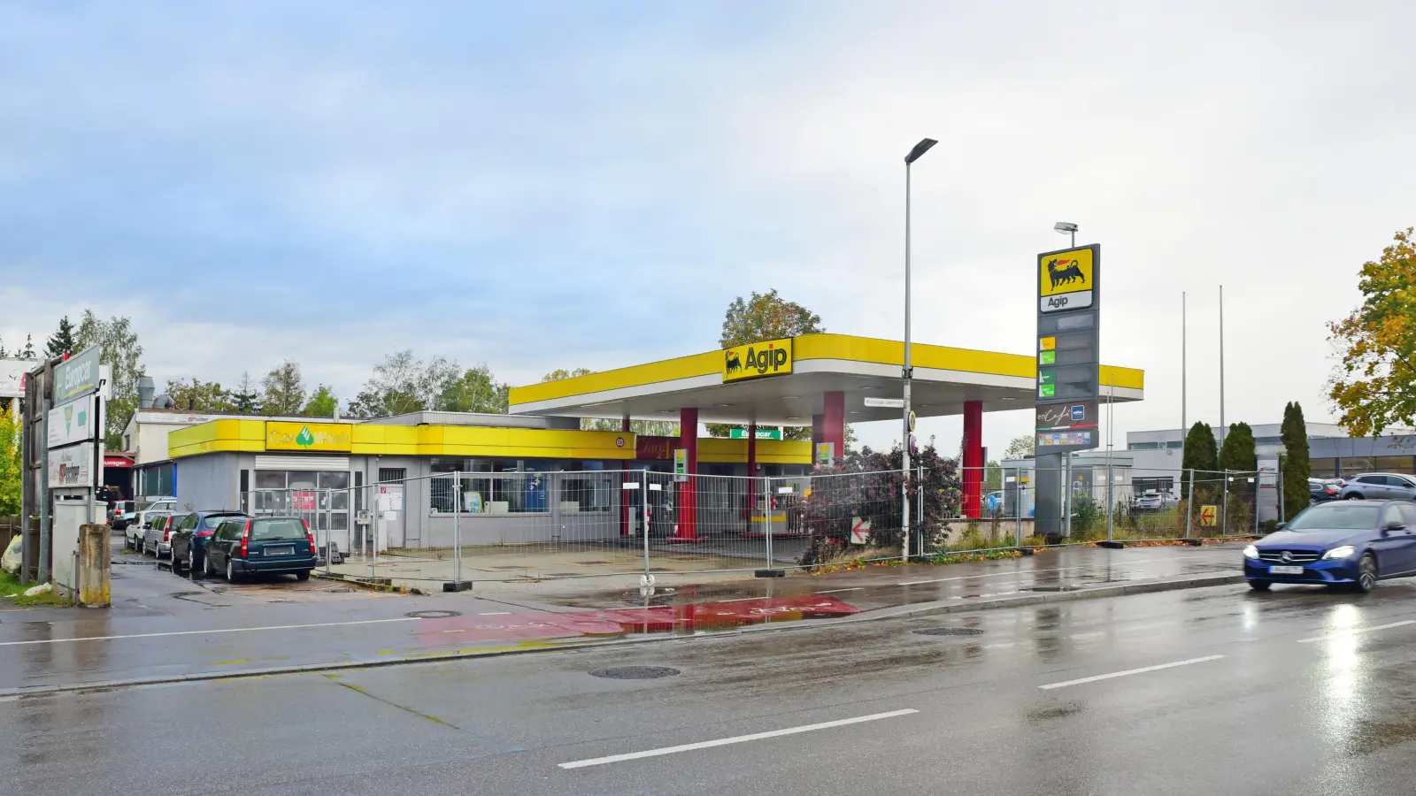 Die Agip-Tankstelle in der Würzburger Landstraße ist geschlossen. Wie es mit dem Areal weitergeht, ist unklar – auch die Stadt Ansbach hat keine Informationen dazu. (Foto: Irmeli Pohl)