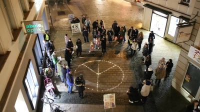 Ein Zeichen für den Frieden setzten die Mahnwachen-Teilnehmenden. (Foto: Alexander Biernoth)