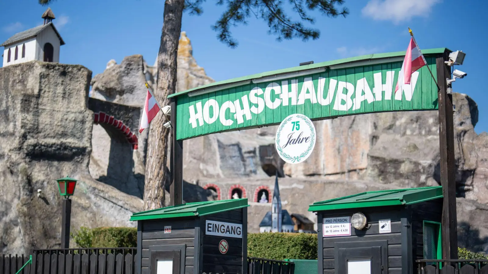 Die Bahn gehört zu den ältesten Fahrgeschäften des Praters. (Foto: Georg Hochmuth/APA/dpa)